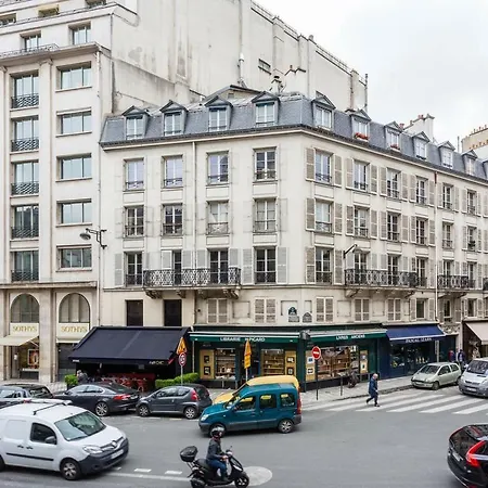 Fancy Designer Flat On St-honore Parigi